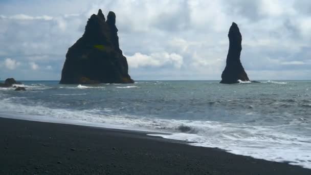 Reynisfjara 해변에서의 Reynisdrangar 바위 형성 대서양, 남쪽 아이슬란드의 해안 — 비디오