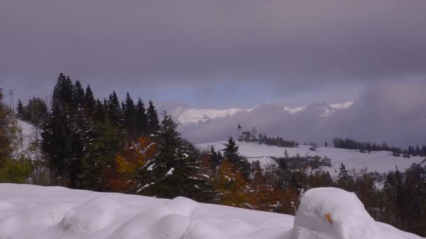 Eslovenia. Alpes. El invierno. Nieve en carretera — Vídeos de Stock