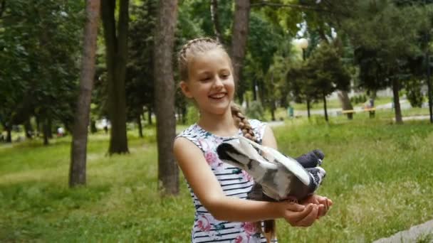 Las palomas se sientan en la mano de las niñas y se alimentan de picotazos — Vídeos de Stock