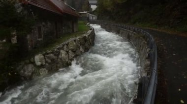 Slovenya. Kroparica Nehri. Kropa köyü. Girdap ve köprü