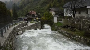 Slovenya. Kroparica Nehri. Kropa köyü. Köprü ve girdap