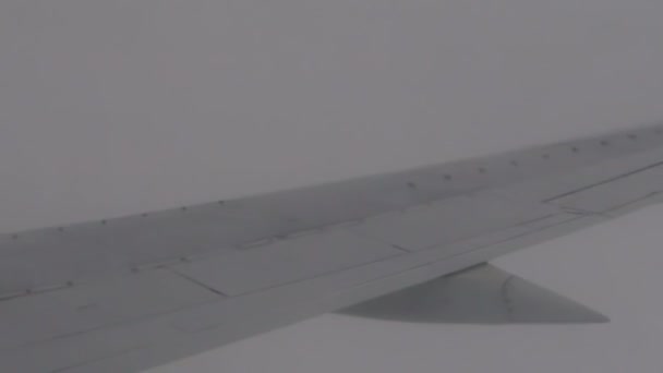 Wolken unter den Tragflächen des Flugzeugs. — Stockvideo