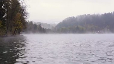 Bled Gölü. Köy görünümü. Sis