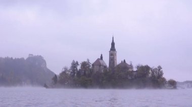 Bled Gölü. Adası Kilisesi. Sis