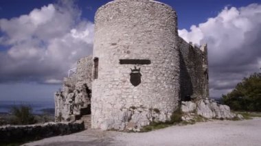 Slovenya. Akdeniz kıyısında eski kule