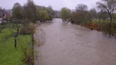 Şehir planlama yapılarak küçük sel nehir.