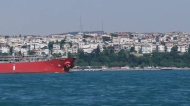Gemi yüzer. Boğaziçi.