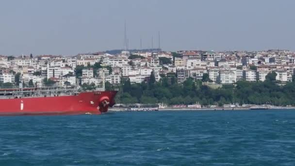 船が浮かんでいます。ボスポラス海峡. — ストック動画