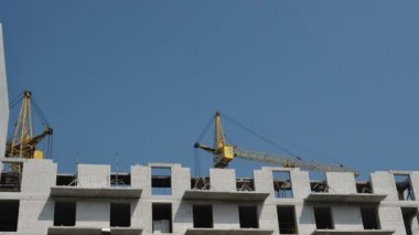Vinçler inşaat sitesinde hareketi
