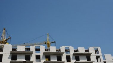 Vinçler inşaat sitesinde hareketi