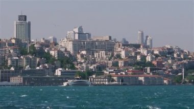 Gemi yüzer. Boğaziçi.