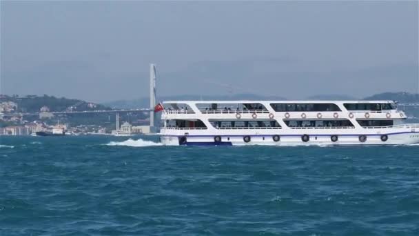 Passagiersboot in de Bosporus. — Stockvideo