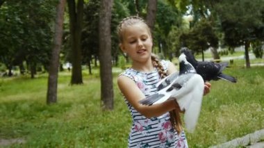 Sokak güvercinleri ile oynayan kız