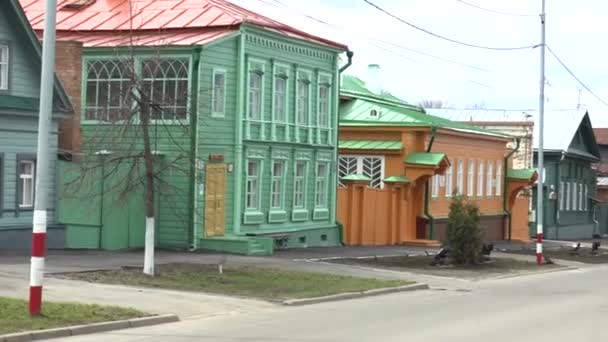 Casas de madeira na rua velha — Vídeo de Stock