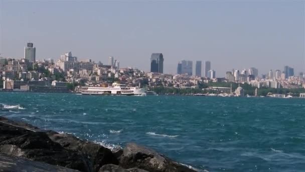 Drijvende schip. Bosporus. — Stockvideo