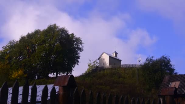 Förflyttning av moln över en liten kyrka. — Stockvideo