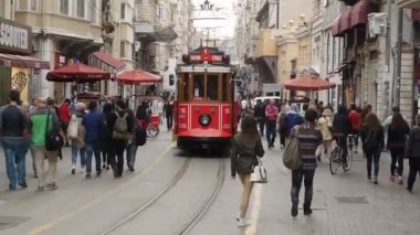 Istiklal Caddesi geçen nostaljik tramvay