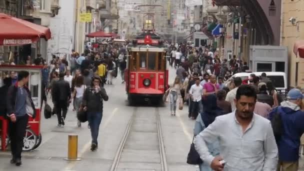 Ностальгический трамвай, проходящий по улице Истикляль — стоковое видео
