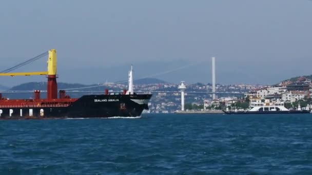 Groot vrachtschip in de straat van Bosporus. Istanbul, Turkije — Stockvideo