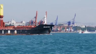 İstanbul Boğazı büyük kargo gemisiyle. Istanbul, Türkiye
