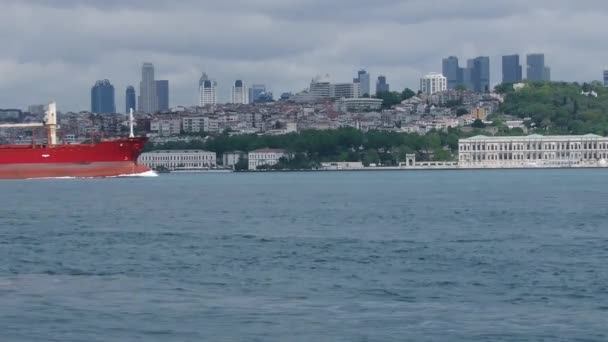 Duży statek w Cieśninie Bosfor. Istanbul, Turcja — Wideo stockowe