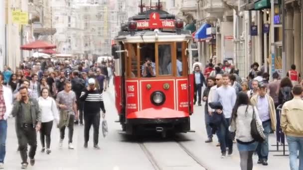 Nostalgická tramvaj procházející Istiklal Street — Stock video