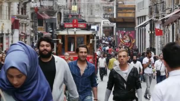 Nostalgisk spårväg passerar genom Istiklal Street — Stockvideo