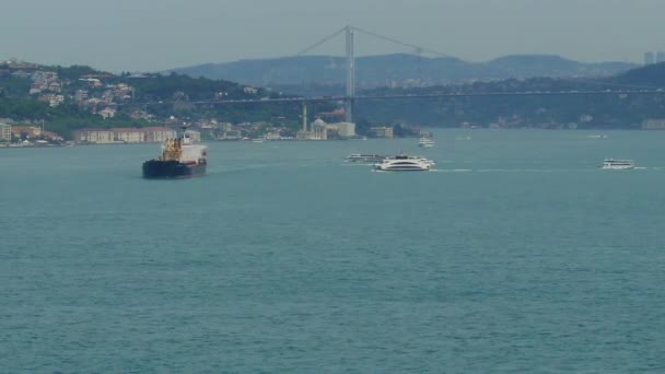 Estambul. Tráfico marítimo en el estrecho del Bósforo — Vídeo de stock