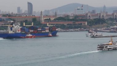 İstanbul Boğazı büyük kargo gemisiyle.