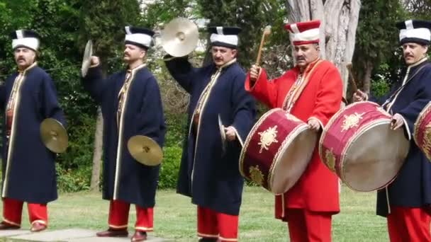 Musiker in alten türkischen Militärkostümen — Stockvideo