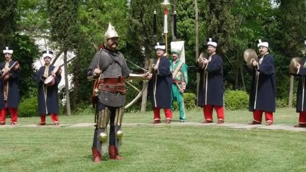 Músicos em trajes militares turcos antigos — Vídeo de Stock