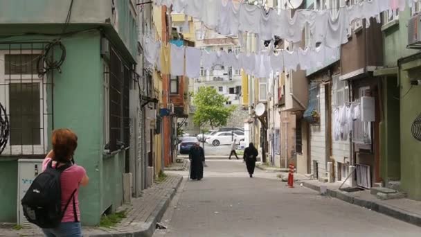Ložní prádlo sušící na ulici — Stock video