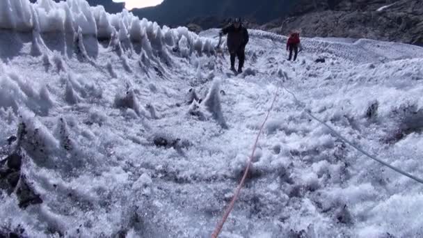 Alpinisten erobern die Spitze — Stockvideo