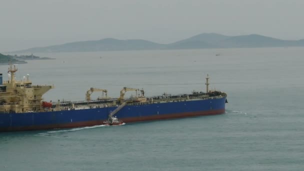 The tanker leaves the Bosphorus Strait — Stock Video