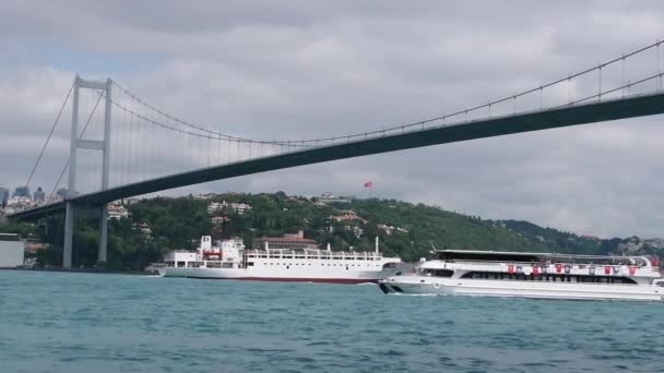 Barco de passageiros e navio de carga no Estreito do Bósforo — Vídeo de Stock