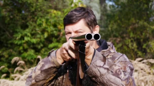 Hunter con un arma en el bosque — Vídeos de Stock