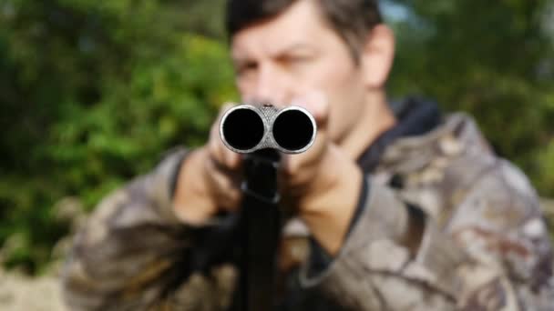 Jeune chasseur avec un pistolet — Video