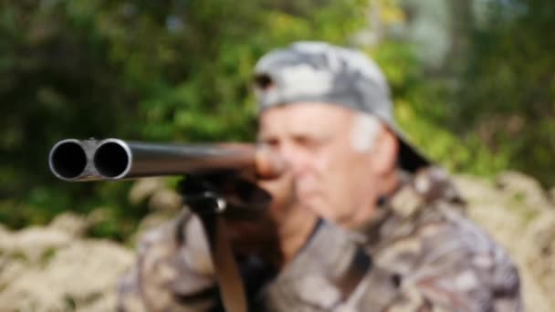 Un cazador con un arma — Vídeo de stock