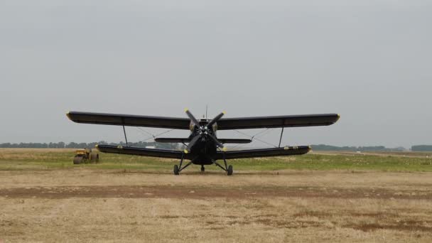 Biplan på flygfältet — Stockvideo