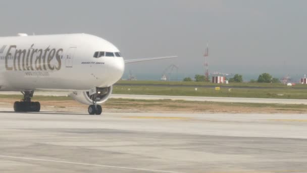 Aviones de pasajeros después del aterrizaje — Vídeos de Stock