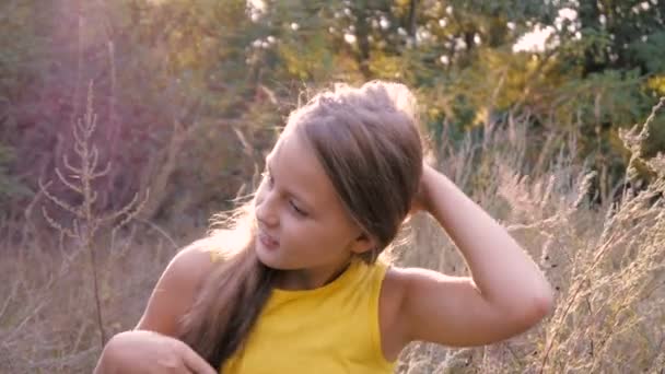 Schönheit Mädchen mit gesunden langen Haaren im Freien. — Stockvideo