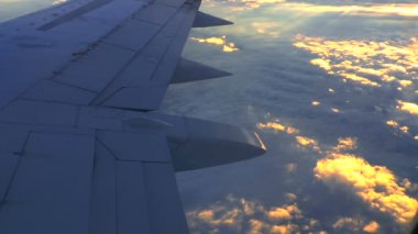 Uçak penceresinden gün batımı