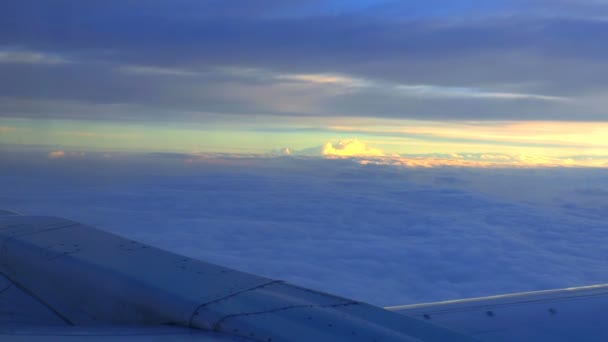 Puesta de sol desde la ventana del avión — Vídeo de stock