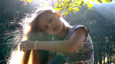 Güzel kız saçını tarıyor