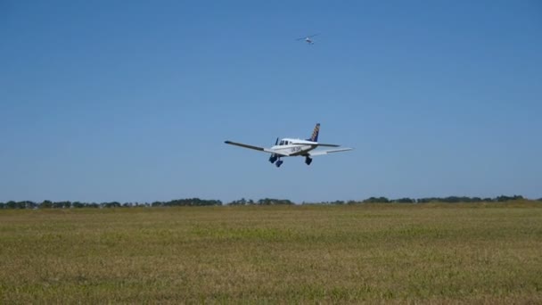 Avión deportivo de aterrizaje — Vídeo de stock