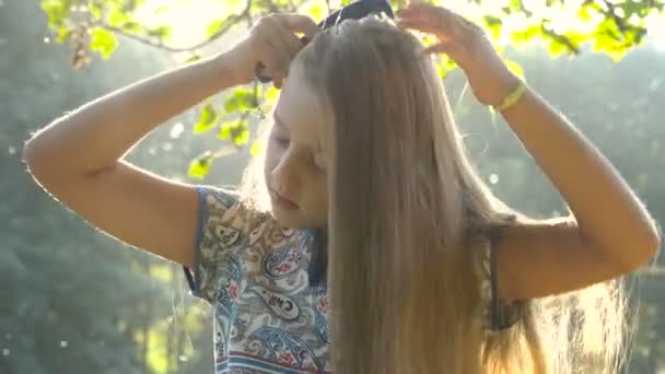 Pretty girl combing her hair — Stock Video