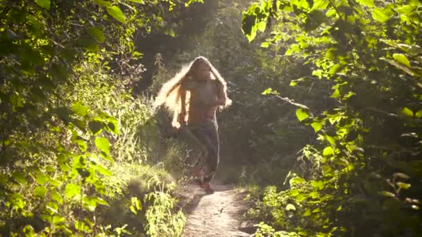 Chica corriendo por el parque bajo el sol — Vídeos de Stock