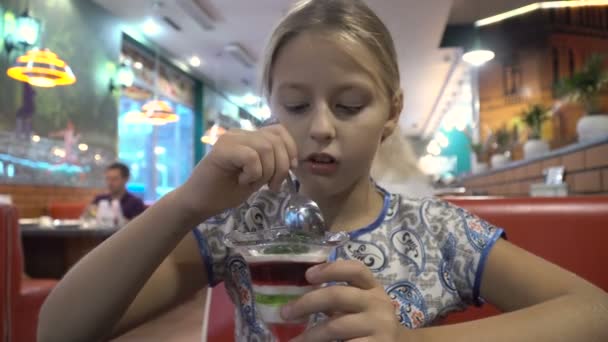 Menina comer sorvete — Vídeo de Stock