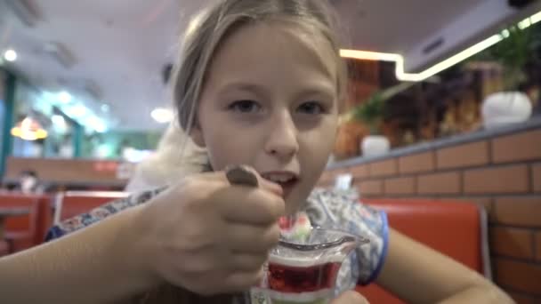 Leuk meisje eten van ijs — Stockvideo