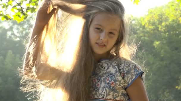 Chica jugando con su pelo — Vídeo de stock